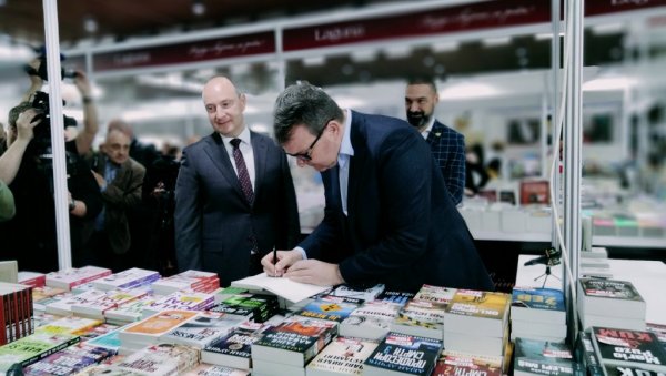 У НОВОМ САДУ ОТВОРЕН МЕЂУНАРОДНИ САЈАМ КЊИГА: Издавачи модерни витезови борбе против дигитализма У НОВОМ САДУ ОТВОРЕН МЕЂУНАРОДНИ САЈАМ КЊИГА: Издавачи модерни витезови борбе против дигитализма