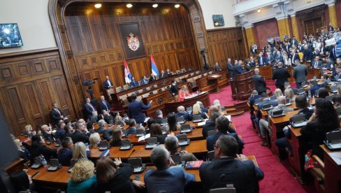 SRAMNO PONAŠANJE SRPSKE OPOZICIJE: Napustili parlament pred glasanje za predsednika Skupštine