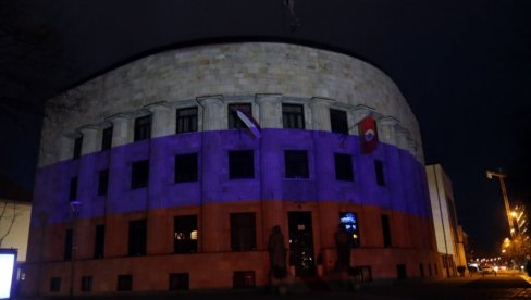 U ČAST VELIČANSTVENE PUTINOVE POBEDE: Palata Republike Srpske osvetljena u bojama ruske zastave (FOTO)