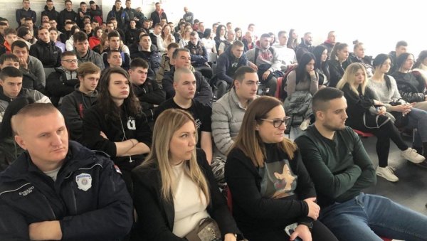 ПИЈАНЕ НАОЧАРЕ УКАЗАЛЕ НА РИЗИК: Национална кампања На матуру без аутомобила настављена и у Врбасу ПИЈАНЕ НАОЧАРЕ УКАЗАЛЕ НА РИЗИК: Национална кампања На матуру без аутомобила настављена и у Врбасу