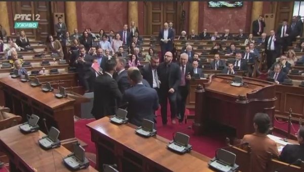 СКАНДАЛ У СКУПШТИНИ: Србија против насиља се физички залетела на Раденовића, Алексић ударио припадника обезбеђења (ВИДЕО) СКАНДАЛ У СКУПШТИНИ: Србија против насиља се физички залетела на Раденовића, Алексић ударио припадника обезбеђења (ВИДЕО)