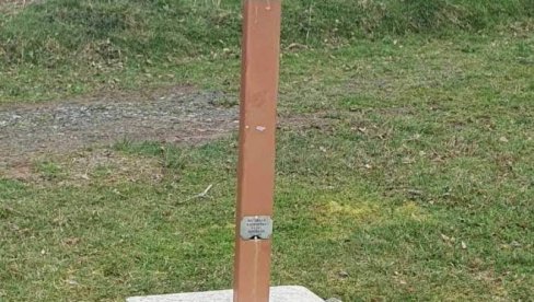 POLOMLJEN KRST JASNA PORUKA SRBIMA: Nema mira za povratnike u selima kod Lukavca u Federaciji BiH POLOMLJEN KRST JASNA PORUKA SRBIMA: Nema mira za povratnike u selima kod Lukavca u Federaciji BiH
