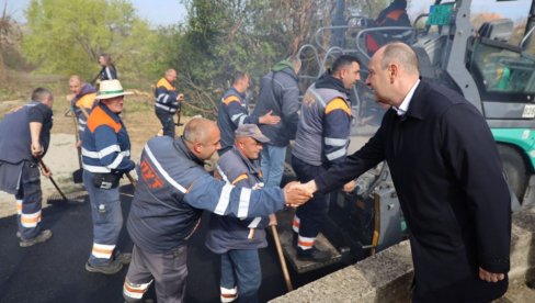 NOVI ASFALT ZA DESET ULICA U LEDINCIMA: Iz gradskog budžeta Novog Sada u naselje uloženo više od 70 miliona dinara NOVI ASFALT ZA DESET ULICA U LEDINCIMA: Iz gradskog budžeta Novog Sada u naselje uloženo više od 70 miliona dinara