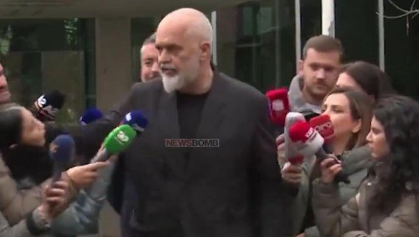 РАМА ОДГУРНУО НОВИНАРКУ: Скандал тресе Албанију - Молила албанског премијера да је не дира више, све забележено камерама (ВИДЕО) РАМА ОДГУРНУО НОВИНАРКУ: Скандал тресе Албанију - Молила албанског премијера да је не дира више, све забележено камерама (ВИДЕО)