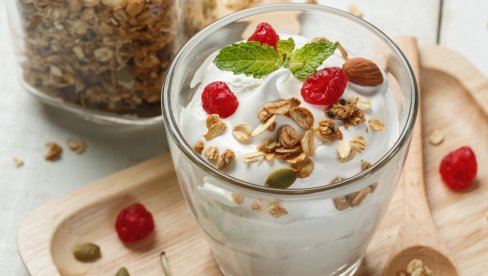 ОДЛИЧНА УЖИНА КОЈУ МОЖЕТЕ И ПОНЕТИ: Јогурт са кафом и коштуњавим воћем, очас посла спремна здрава ужина