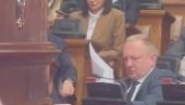 ĐILAS VEŽBA ČITANJE GOVORA U SKUPŠTINI! Sriče redove u poslaničkoj klupi (VIDEO) ĐILAS VEŽBA ČITANJE GOVORA U SKUPŠTINI! Sriče redove u poslaničkoj klupi (VIDEO)