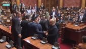 STIDITE SE Mali: Dokle ćemo više da šaljemo blamantne slike u svet iz Parlamenta STIDITE SE Mali: Dokle ćemo više da šaljemo blamantne slike u svet iz Parlamenta