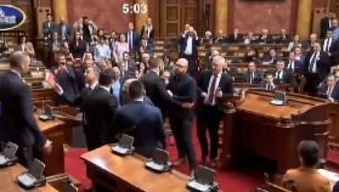 SRBIJA NE MOŽE UNAZAD: Đilasova koalicija lažima i nasiljem hoće da uruši Srbiju SRBIJA NE MOŽE UNAZAD: Đilasova koalicija lažima i nasiljem hoće da uruši Srbiju