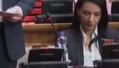 ЏЕНТЛМЕН ЂИЛАС: У свом маниру тражио од Маринике да му отвори флашицу воде (ВИДЕО) ЏЕНТЛМЕН ЂИЛАС: У свом маниру тражио од Маринике да му отвори флашицу воде (ВИДЕО)