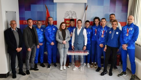 СЈАЈАН ЗАМАЈАЦ ЗА ЛЕТЊУ СЕЗОНУ: Запажени резултати краљевачких атлетичара на дворанским шампионатима СЈАЈАН ЗАМАЈАЦ ЗА ЛЕТЊУ СЕЗОНУ: Запажени резултати краљевачких атлетичара на дворанским шампионатима