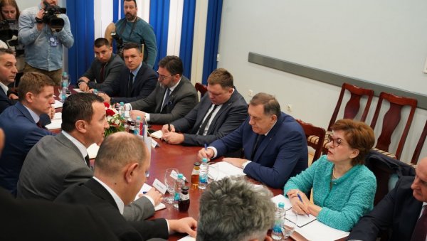 МИЛОРАД ДОДИК СА ЧЕЛНИЦИМА ОПШТИНА ИСТОЧНЕ ХЕРЦЕГОВИНЕ: Путна комуникација најзначајније питање МИЛОРАД ДОДИК СА ЧЕЛНИЦИМА ОПШТИНА ИСТОЧНЕ ХЕРЦЕГОВИНЕ: Путна комуникација најзначајније питање