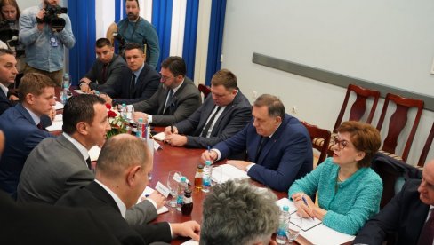 МИЛОРАД ДОДИК СА ЧЕЛНИЦИМА ОПШТИНА ИСТОЧНЕ ХЕРЦЕГОВИНЕ: Путна комуникација најзначајније питање МИЛОРАД ДОДИК СА ЧЕЛНИЦИМА ОПШТИНА ИСТОЧНЕ ХЕРЦЕГОВИНЕ: Путна комуникација најзначајније питање