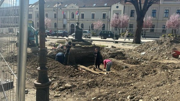 ИСПРЕД ГИМНАЗИЈЕ ГРОБНИЦА ИЗ 14. ВЕКА: Путари у Чачку уређивали градски трг, па открили археолошко налазиште ИСПРЕД ГИМНАЗИЈЕ ГРОБНИЦА ИЗ 14. ВЕКА: Путари у Чачку уређивали градски трг, па открили археолошко налазиште
