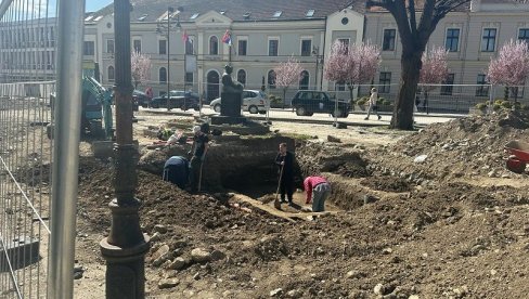 ИСПРЕД ГИМНАЗИЈЕ ГРОБНИЦА ИЗ 14. ВЕКА: Путари у Чачку уређивали градски трг, па открили археолошко налазиште