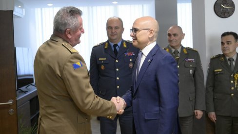 NASTAVAK SARADNJE U OBLASTI ODBRANE: Ministar Vučević sastao se sa načelnikom Zajedničkog štaba Oružanih snaga BiH (FOTO) NASTAVAK SARADNJE U OBLASTI ODBRANE: Ministar Vučević sastao se sa načelnikom Zajedničkog štaba Oružanih snaga BiH (FOTO)