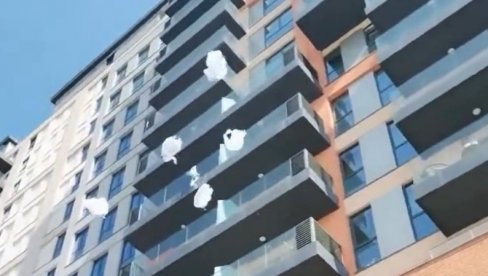 ŠTA LI JE ON ZGREŠIO? Nesvakidašnja scena iznenadila Beograđane, veš leteo na sve strane usred centra (VIDEO) ŠTA LI JE ON ZGREŠIO? Nesvakidašnja scena iznenadila Beograđane, veš leteo na sve strane usred centra (VIDEO)