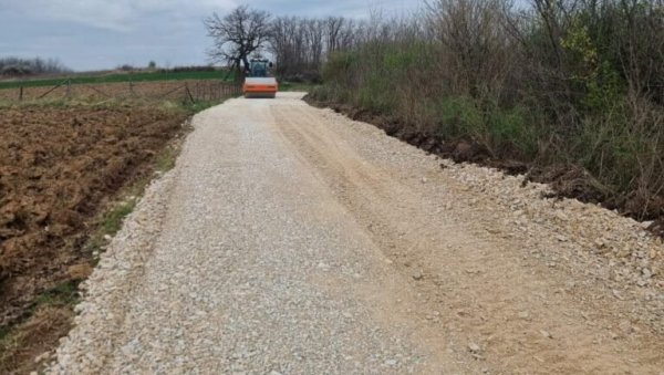 БОЉА ВЕЗА СОПОТА И АРАНЂЕЛОВЦА: Насипање пута Дрлупа-Венчане БОЉА ВЕЗА СОПОТА И АРАНЂЕЛОВЦА: Насипање пута Дрлупа-Венчане