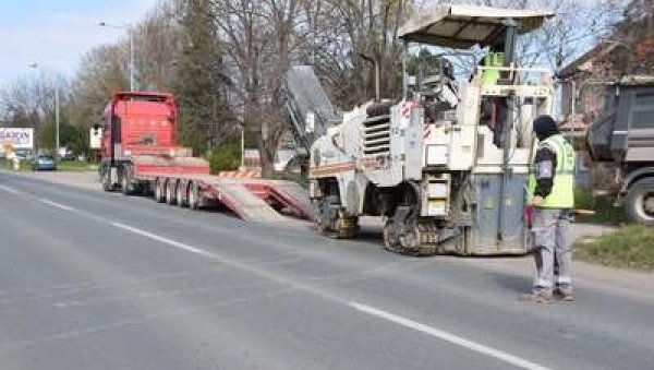 МАШИНЕ ДО АВГУСТА У МАЈОРА ЗОРАНА РАДОСАВЉЕВИЋА: Санација централне батајничке улице МАШИНЕ ДО АВГУСТА У МАЈОРА ЗОРАНА РАДОСАВЉЕВИЋА: Санација централне батајничке улице