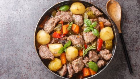 HAJDUČKA TEPSIJA: Tradicionalno jelo iz Hercegovine, sočna teletina sa crnim lukom i belim vinom HAJDUČKA TEPSIJA: Tradicionalno jelo iz Hercegovine, sočna teletina sa crnim lukom i belim vinom