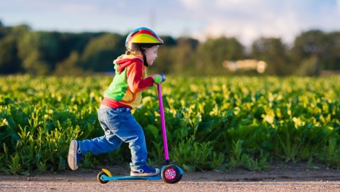 СПОРТСКЕ АКТИВНОСТИ НА ОТВОРЕНОМ: Предности вожње тротинета у раном детињству