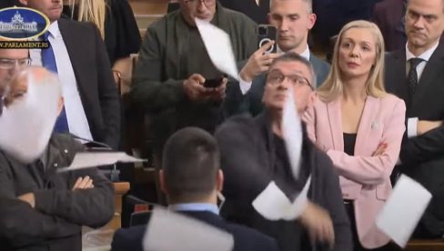 DIVLJANJE OPOZICIJE U SKUPŠTINI: Udaraju u klupe, bacaju poslovnike i vređaju Anu Brnabić (VIDEO)