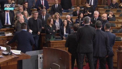 BRUKA: Pogledajte šta Marinika Tepić radi u Narodnoj skupštini Republike Srbije (VIDEO) BRUKA: Pogledajte šta Marinika Tepić radi u Narodnoj skupštini Republike Srbije (VIDEO)