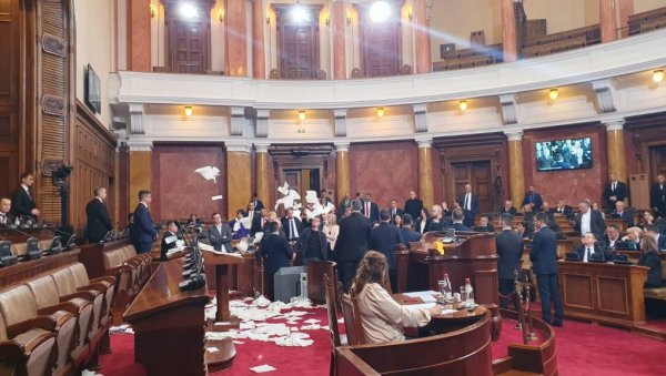 ОД УЛИЦЕ ДО ПАРЛАМЕНТА У 10 ДАНА Деловање коалиције Насиљем против Србије: Распиривање агресије и мржње је све што нуде! ОД УЛИЦЕ ДО ПАРЛАМЕНТА У 10 ДАНА Деловање коалиције Насиљем против Србије: Распиривање агресије и мржње је све што нуде!