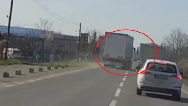 СНИМАК КОЈИ ЛЕДИ КРВ У ЖИЛАМА: Погледајте како је камион упао у маказице, судар за длаку избегнут (ВИДЕО) СНИМАК КОЈИ ЛЕДИ КРВ У ЖИЛАМА: Погледајте како је камион упао у маказице, судар за длаку избегнут (ВИДЕО)