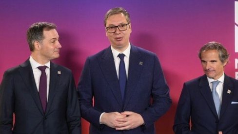 SRBIJA NA SAMITU NA KOJEM SE OBLIKUJE ENERGETSKA BUDUĆNOST EVROPE: Vučić podelio fotografiju sa De Kroom i Grosijem (FOTO) SRBIJA NA SAMITU NA KOJEM SE OBLIKUJE ENERGETSKA BUDUĆNOST EVROPE: Vučić podelio fotografiju sa De Kroom i Grosijem (FOTO)
