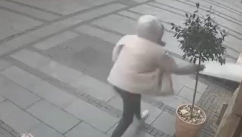 ČEMU OVAKVO PONAŠANJE? Snimak vandalizma razbesneo Beograđane, nadzorne kamere sve zabeležile (VIDEO) ČEMU OVAKVO PONAŠANJE? Snimak vandalizma razbesneo Beograđane, nadzorne kamere sve zabeležile (VIDEO)