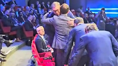 SRDAČAN SUSRET PREDSEDNIKA SRBIJE I MAKRONA: Oglasio se Vučić, otkrio o čemu je razgovarao sa prvim čovekom Francuske (FOTO/VIDEO) SRDAČAN SUSRET PREDSEDNIKA SRBIJE I MAKRONA: Oglasio se Vučić, otkrio o čemu je razgovarao sa prvim čovekom Francuske (FOTO/VIDEO)