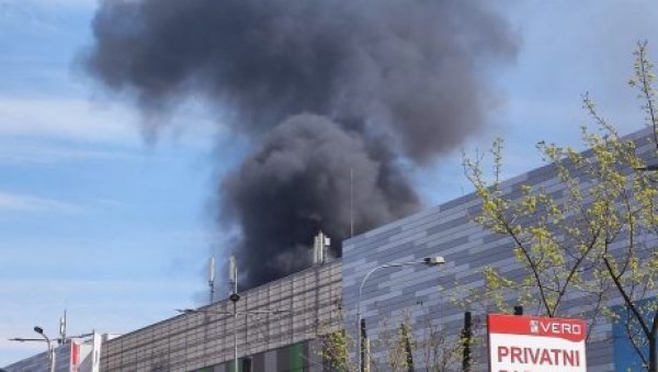 ПРВЕ СЛИКЕ ПОЖАРА У УЧИТЕЉСКОМ НАСЕЉУ: Гори кровна конструкција - на лицу места 30 ватрогасаца (ФОТО) ПРВЕ СЛИКЕ ПОЖАРА У УЧИТЕЉСКОМ НАСЕЉУ: Гори кровна конструкција - на лицу места 30 ватрогасаца (ФОТО)