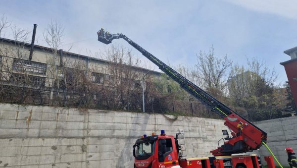 ЛОКАЛИЗОВАН ПОЖАР У УЧИТЕЉСКОМ НАСЕЉУ: Погледајте како изгледа зграда после ватрене буктиње (ФОТО)