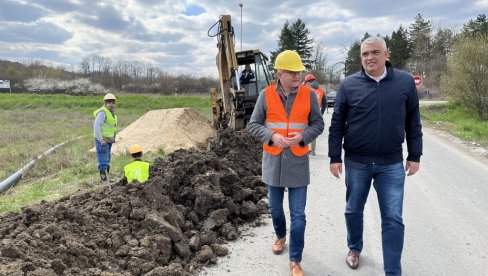 ZAMENA AZBESTNIH CEVI: Radovi u Mesnoj zajednici Selters u Mladenovcu