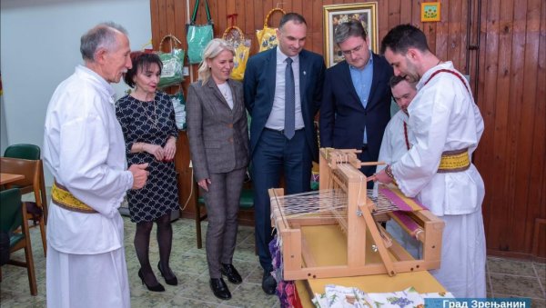 НИКОЛА СЕЛАКОВИЋ У ЗРЕЊАНИНУ: Министар увеличао прославу Светског дана особа са Дауновим синдромом (ФОТО) НИКОЛА СЕЛАКОВИЋ У ЗРЕЊАНИНУ: Министар увеличао прославу Светског дана особа са Дауновим синдромом (ФОТО)