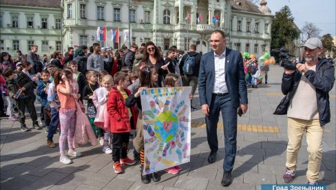 TAČNO U PODNE: Zrenjaninci šetali u znak podrške osobama sa Daunovim sindromom