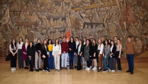 VUJOVIĆ SA STUDENTIMA: Stručna praksa će obogatiti znanja i doprineti budućem razvoju karijere mladih VUJOVIĆ SA STUDENTIMA: Stručna praksa će obogatiti znanja i doprineti budućem razvoju karijere mladih