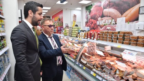 ŽELIMO DA PODRŽIMO LOKALNE TRGOVINE Momirović: U mestima gde imate lekara, poštu i prodavnicu narod ostaje da žive ŽELIMO DA PODRŽIMO LOKALNE TRGOVINE Momirović: U mestima gde imate lekara, poštu i prodavnicu narod ostaje da žive