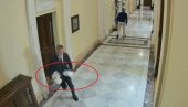 BRUKA: Pogledajte kako Đilasova opozicija krade toalet papir u Skupštini (VIDEO) BRUKA: Pogledajte kako Đilasova opozicija krade toalet papir u Skupštini (VIDEO)