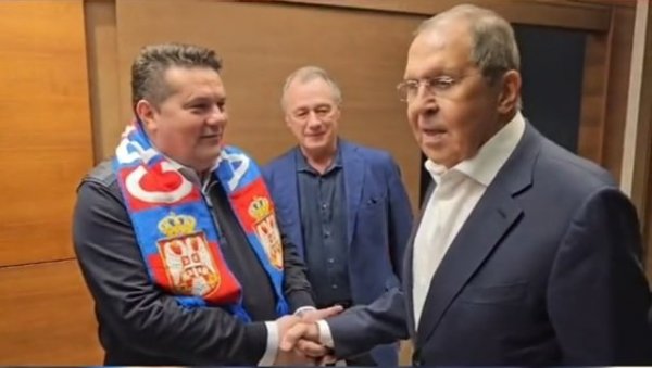 ЛАВРОВ ДОБИО РОЂЕНДАНСКИ ПОКЛОН ИЗ РЕПУБЛИКЕ СРПСКЕ: Погледајете шта је Стевандић уручио руском шефу дипломатије (ВИДЕО) ЛАВРОВ ДОБИО РОЂЕНДАНСКИ ПОКЛОН ИЗ РЕПУБЛИКЕ СРПСКЕ: Погледајете шта је Стевандић уручио руском шефу дипломатије (ВИДЕО)