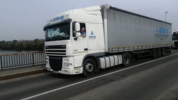 ПРЕКО МОСТА И - ШЛЕПЕРИ: Нови режим саобраћаја на прелазу преко Дунава, између Бачке Паланке и Илока ПРЕКО МОСТА И - ШЛЕПЕРИ: Нови режим саобраћаја на прелазу преко Дунава, између Бачке Паланке и Илока