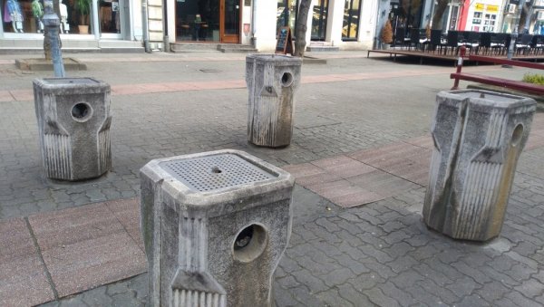 У ПЕШАЧКОЈ ЗОНИ: Поново не раде чесме у центру Пожаревца У ПЕШАЧКОЈ ЗОНИ: Поново не раде чесме у центру Пожаревца