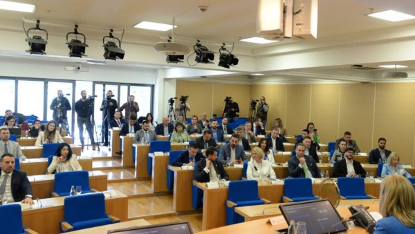 СТАБИЛНОСТ НАПЛАЋУЈУ ФОТЕЉАМА: Пет некадашњих чланова ПЕС траже половину функција које по споразуму припадају тој партији СТАБИЛНОСТ НАПЛАЋУЈУ ФОТЕЉАМА: Пет некадашњих чланова ПЕС траже половину функција које по споразуму припадају тој партији