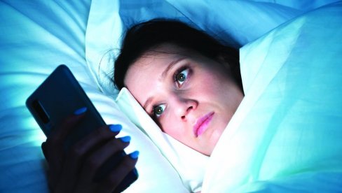 NAJOPASNIJE JE PLAVO SVETLO: Ne zavaravajte se, telefon ometa san NAJOPASNIJE JE PLAVO SVETLO: Ne zavaravajte se, telefon ometa san