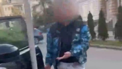 LOPOV UHVAĆEN NA DELU: Snimak iz Novog Sada zapalio mreže, devojka sprečila mladića da joj ukrade auto (VIDEO) LOPOV UHVAĆEN NA DELU: Snimak iz Novog Sada zapalio mreže, devojka sprečila mladića da joj ukrade auto (VIDEO)