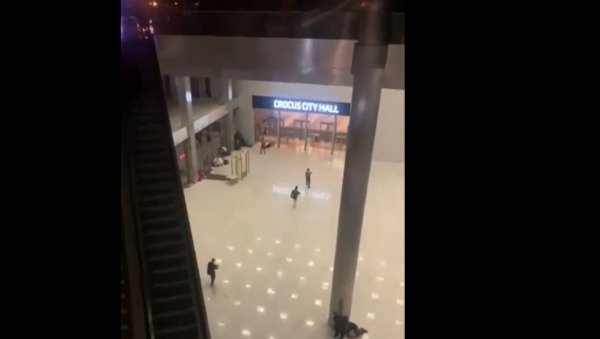 ПРВЕ ИЗЈАВЕ ОЧЕВИДАЦА: Брадати наоружани до зуба почели су да убијају од врата Крокуса (ВИДЕО) ПРВЕ ИЗЈАВЕ ОЧЕВИДАЦА: Брадати наоружани до зуба почели су да убијају од врата Крокуса (ВИДЕО)