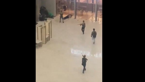 НАЈУЖАСНИЈИ СНИМАК НАПАДА У МОСКВИ: Терористи пуцају у масу, људи се боре за живот (ВИДЕО) НАЈУЖАСНИЈИ СНИМАК НАПАДА У МОСКВИ: Терористи пуцају у масу, људи се боре за живот (ВИДЕО)