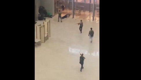 NAJUŽASNIJI SNIMAK NAPADA U MOSKVI: Teroristi pucaju u masu, ljudi se bore za život (VIDEO)