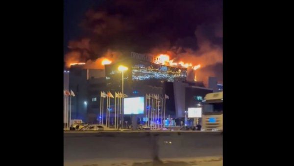 ЈЕЗИВ СНИМАК ИЗ МОСКВЕ: Пуцњава и експлозије, велика концертна сала гори! (ВИДЕО) ЈЕЗИВ СНИМАК ИЗ МОСКВЕ: Пуцњава и експлозије, велика концертна сала гори! (ВИДЕО)