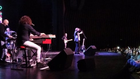 TI SI MOJA EKSPLOZIJA: Alen Islamović održao veliki koncert u Beogradu (FOTO/VIDEO) TI SI MOJA EKSPLOZIJA: Alen Islamović održao veliki koncert u Beogradu (FOTO/VIDEO)